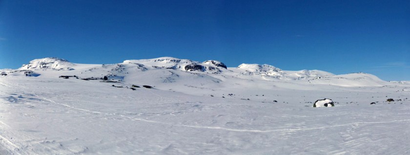 Od lewej Søre Kongsnuten, Blåisen, Nordre Kongsnuten, Middalen i Bukkeskinnshjellane