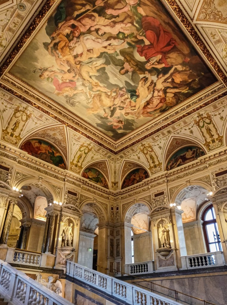 Bogato zdobione wnętrza Muzeum Historii Naturalnej atrakcyjne są już same w sobie.