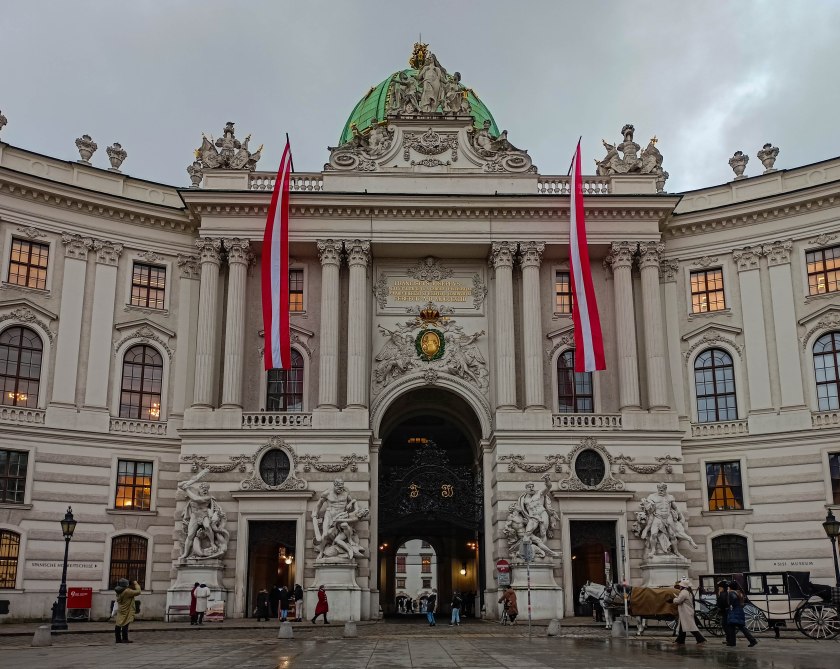 Brama Św. Michała wraz ze skrzydłami kryjącymi choćby Muzeum księżnej Sisi.