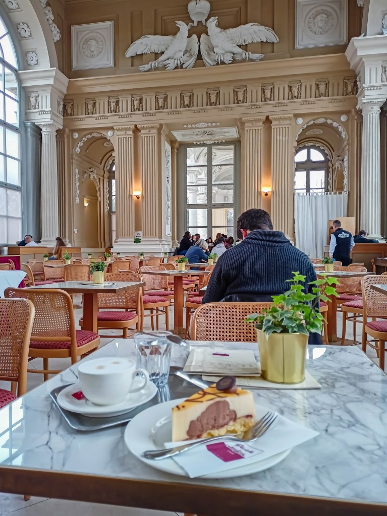 Plusem zimy i paskudnej pogody jest to, że bez problemu dało się znaleźć wolny stolik.