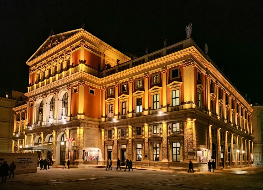 Nocny Wiedeń prezentuje się zjawiskowo. Przed wami słynne na cały świat Musikverein, miejsce gdzie 1 Stycznia odbywa się Koncert Noworoczny.