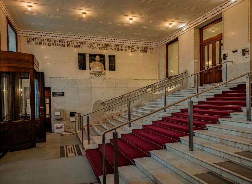 Swoją drogą odejście od obowiązujących koncepcji w sztuce to jedno, ale łaskawy wzrok cesarza musi nań spoglądać. Nie ma to tamto.