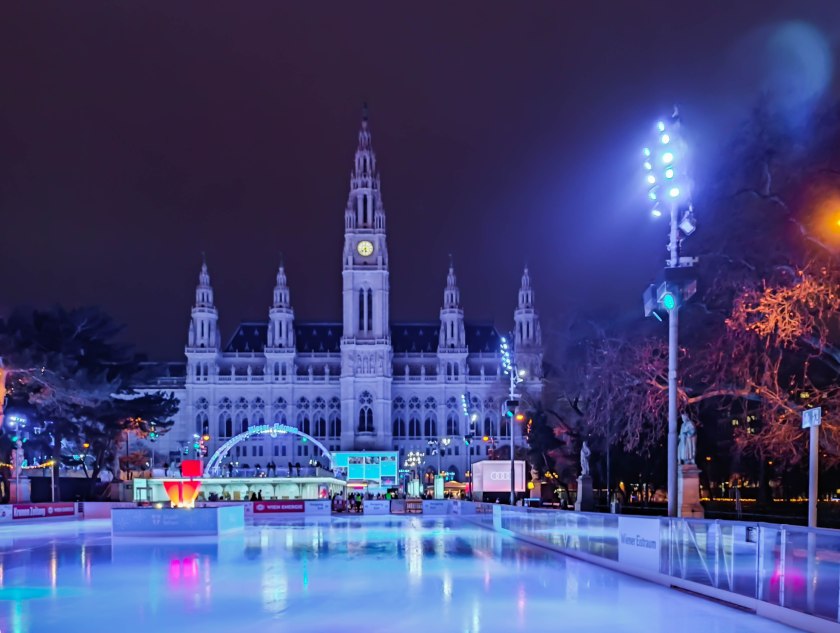 Zimą ratuszowy park należy do łyżwiarzy.