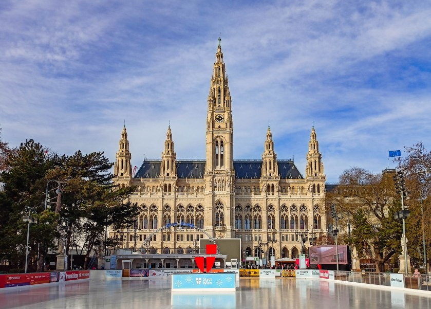 Wiedeński ratusz w pełnej krasie.