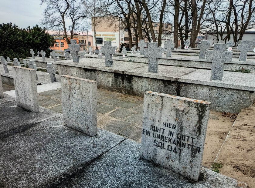 Kwatera poległych w I Wojnie Światowej sąsiaduje z kwaterą poległych w wojnie z bolszewikami.