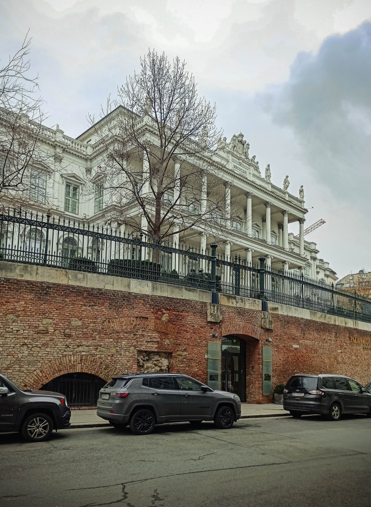 Pozostałości murów przy Palais Coburg.